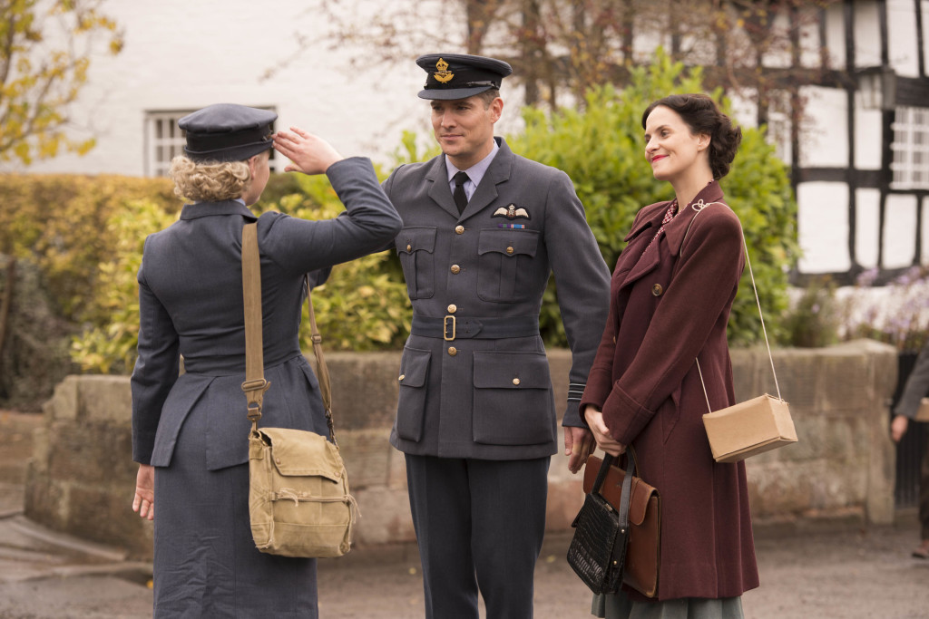Unit stills photographyITV STUIDOS PRESENT HOME FIRES EPISODE 5 Pictured: LEANNE BEST as Teresa Fenchurch, MARK UMBERS as Nick Lucas and JODIE HAMBLET as Jenny. This image is the copyright of ITV and must only be used in relation the HOME FIRES on ITV.